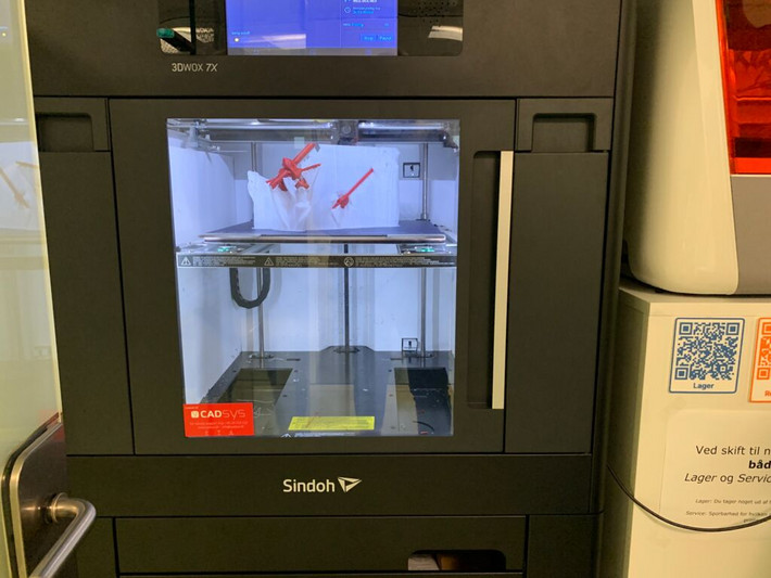 3D printerne står side om side i afdelingen for 3D Innovation på Aarhus Universitetshospital og spytter knogle-modeller ud. En model kan laves på et par dage, hvorimod det ville tage uger at bestille den hjem fra et firma, siger Thomas Baad-Hansen.