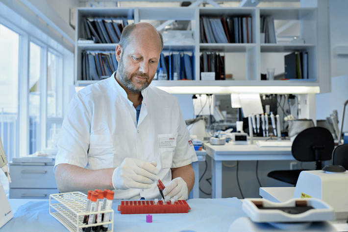 Professor Claus Lindbjerg Andersen og hans forskergruppe på Aarhus Universitetshospital har været nogle af de første til at vise resultater med måling af kræft-DNA i blod til at finde tilbagefald af tarmkræft. Foto: Anita Graversen