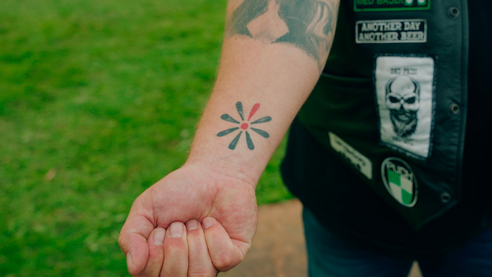 Hånd med Knæk Cancer logo tatovering